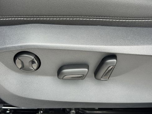 New 2025 Volkswagen Taos SEL image 21