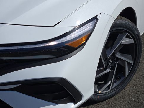 New 2025 Hyundai Elantra SEL image 11