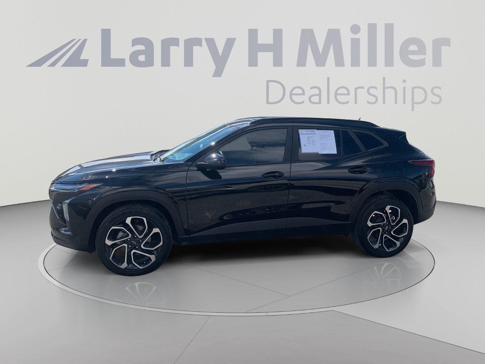 Used 2025 Chevrolet Trax RS w/ Sunroof Package FWD image 3