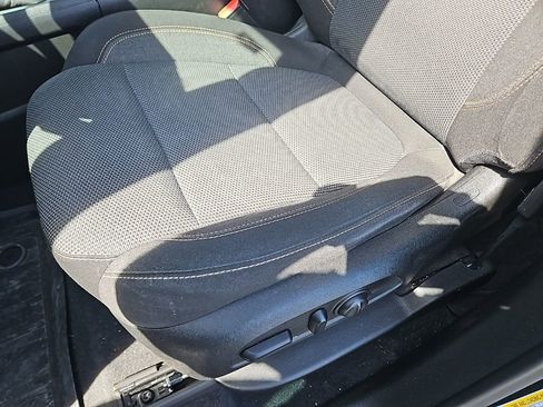 Used 2021 Chevrolet Traverse LT image 13