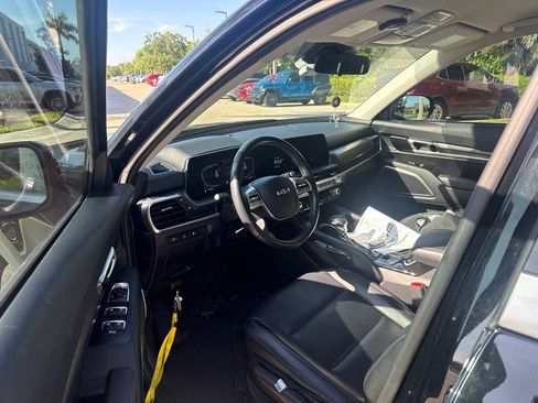 Used 2025 Kia Telluride LX FWD image 5