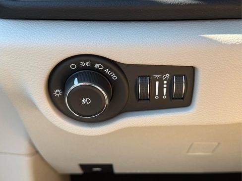 Used 2020 Chrysler Pacifica Touring-L w/ Tire & Wheel Group FWD image 20