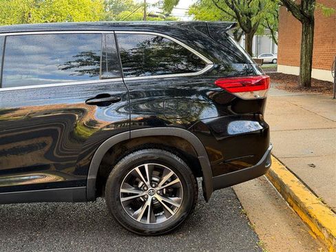 Used 2019 Toyota Highlander LE AWD/4WD image 13