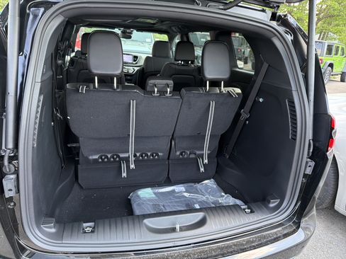 New 2027 Chrysler Pacifica Select w/ Family Tech Group AWD/4WD image 9