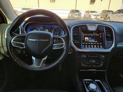 Used 2018 Chrysler 300 Touring w/ Chrome Appearance Package image 10