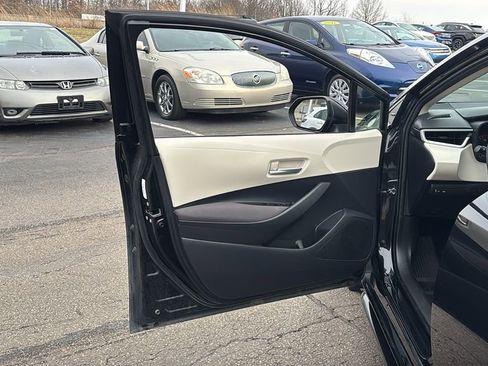 Used 2021 Toyota Corolla LE image 11
