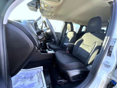 Certified 2022 Jeep Renegade Latitude w/ Convenience Group image 11