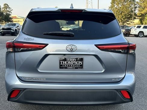 Used 2020 Toyota Highlander XLE image 3
