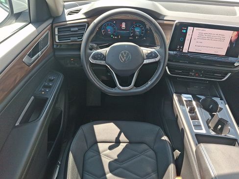 Used 2024 Volkswagen Atlas SE w/ Panoramic Sunroof Package AWD/4WD image 11