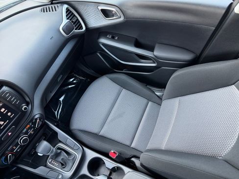 Used 2025 Kia Soul LX w/ LX Technology Package FWD image 17