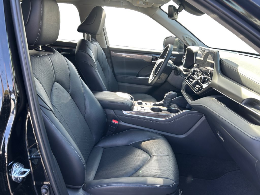 Used 2025 Toyota Highlander Limited AWD/4WD image 19