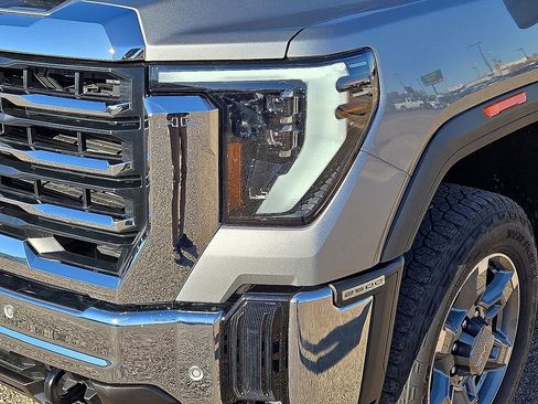 Used 2025 GMC Sierra 2500 SLT w/ SLT Premium Package image 9