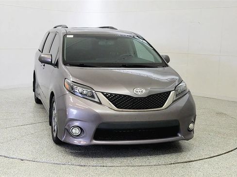 Used 2017 Toyota Sienna SE w/ SE Preferred Package FWD image 2