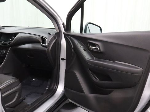 Used 2020 Chevrolet Trax LT w/ LT Convenience Package AWD/4WD image 16
