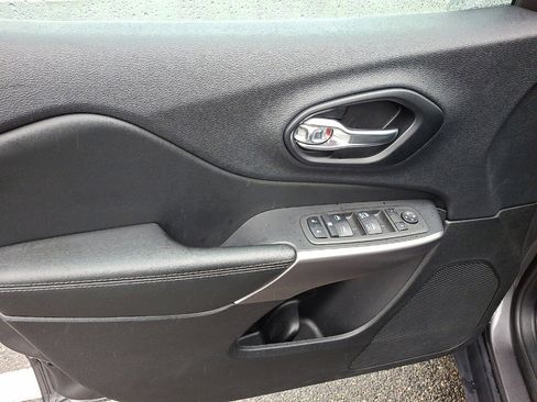 Certified 2022 Jeep Cherokee Latitude Lux w/ Mopar Interior Package image 10