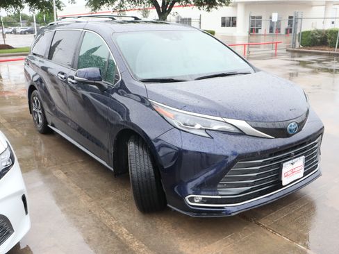 Used 2025 Toyota Sienna Platinum AWD/4WD image 2