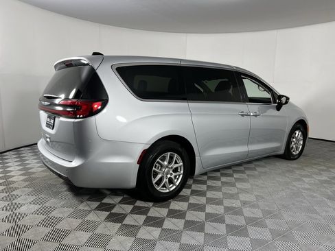 Certified 2024 Chrysler Pacifica Touring-L image 5