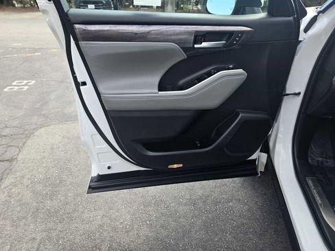 Used 2023 Toyota Highlander Platinum image 27