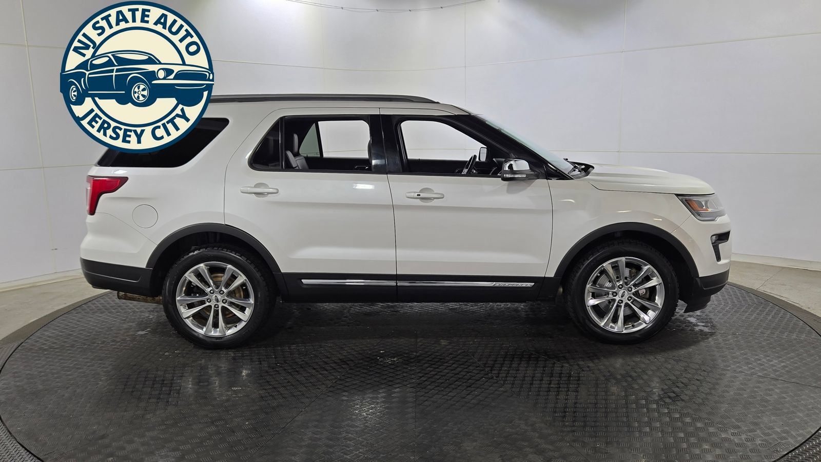 Used 2019 Ford Explorer XLT w/ Equipment Group 202A AWD/4WD image 14
