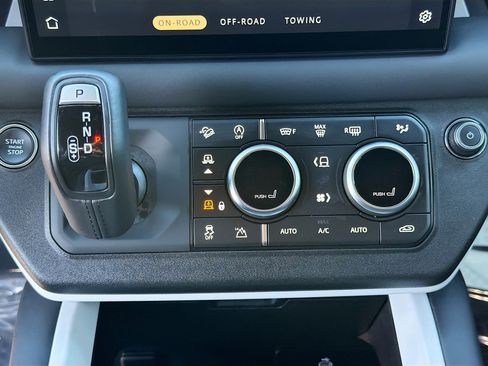 Certified 2025 Land Rover Defender 110 X-Dynamic SE AWD/4WD image 33