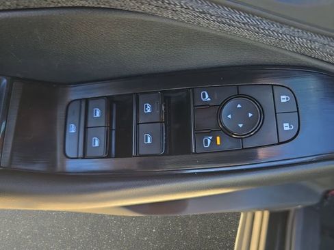 Used 2023 Nissan Rogue S image 30