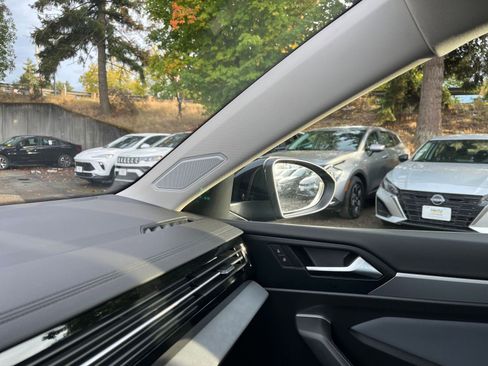 Used 2025 Volkswagen Jetta SE image 35