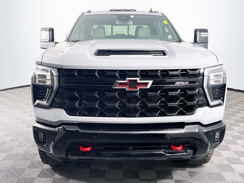 Used 2025 Chevrolet Silverado 2500 ZR2 image 3
