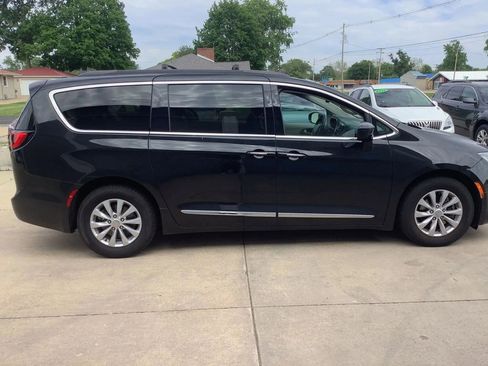 Used 2017 Chrysler Pacifica Touring-L FWD image 10