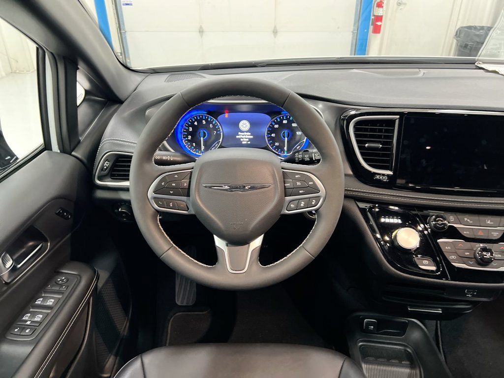New 2026 Chrysler Pacifica Select FWD image 11