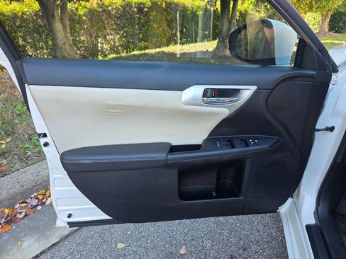 Used 2012 Lexus CT 200h Premium image 9