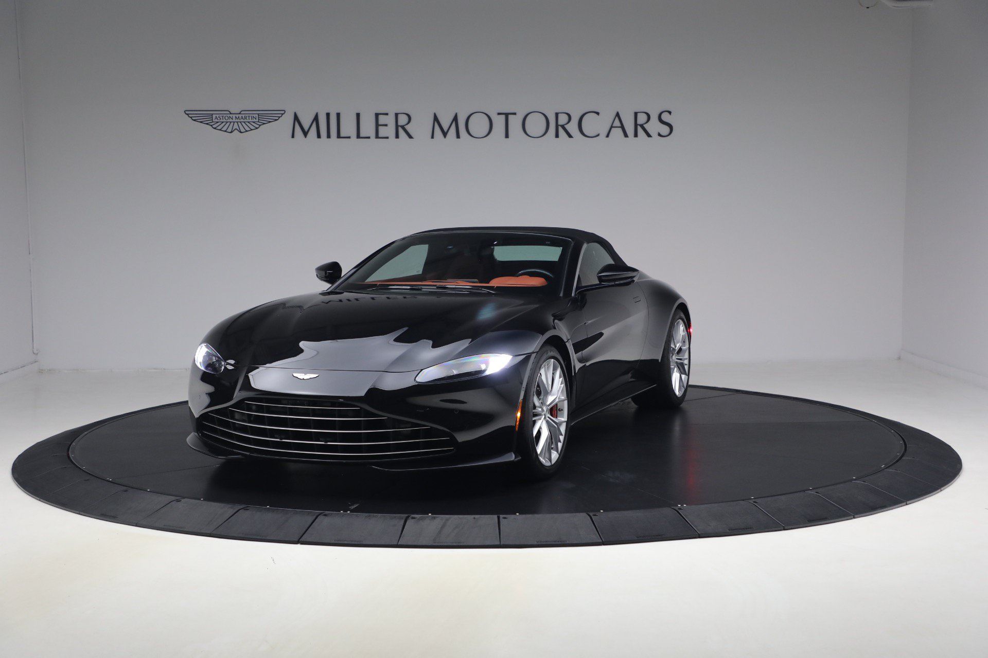 Used 2021 Aston Martin V8 Vantage Roadster RWD image 13