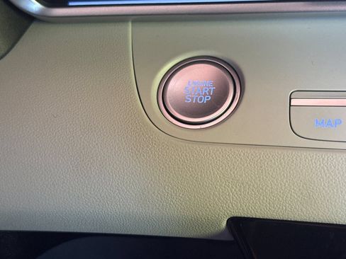 Used 2025 Hyundai Elantra Limited FWD image 28