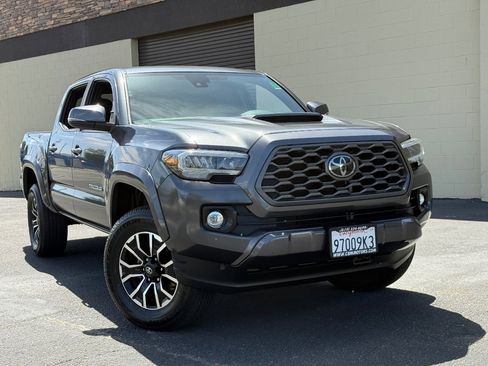 Used 2022 Toyota Tacoma TRD Sport w/ Technology Package RWD image 2