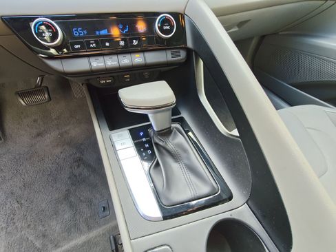 Used 2024 Hyundai Elantra SEL image 17