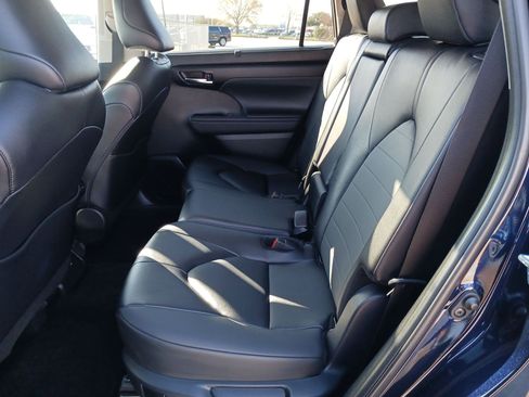 Used 2025 Toyota Highlander XLE image 28
