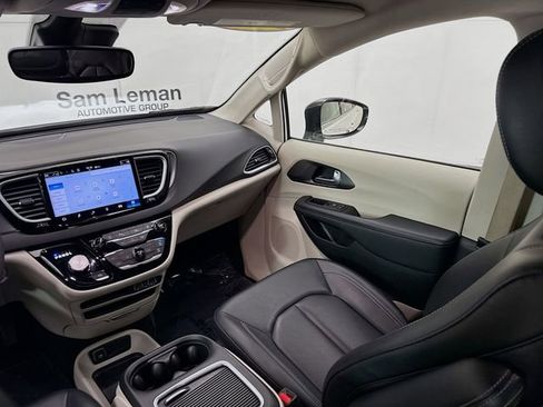 Used 2024 Chrysler Pacifica Touring-L image 21