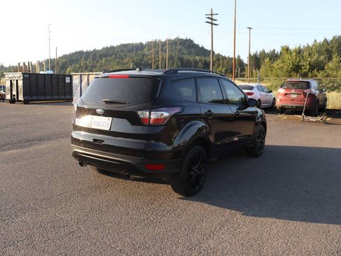 Used 2018 Ford Escape SE w/ SE Sport Appearance Package FWD image 5