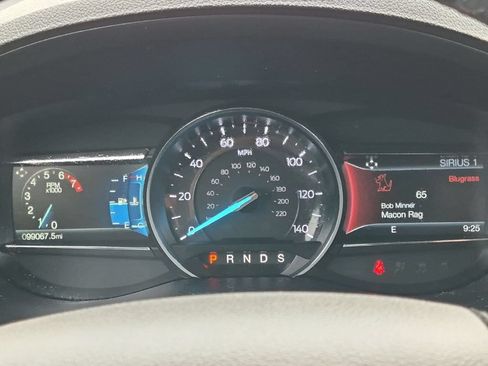 Used 2018 Ford Explorer XLT w/ Equipment Group 202A AWD/4WD image 11