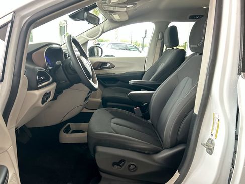 Used 2023 Chrysler Voyager LX FWD image 10