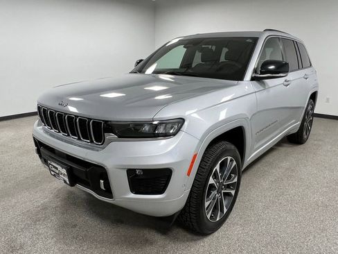 Used 2023 Jeep Grand Cherokee Overland AWD/4WD image 4