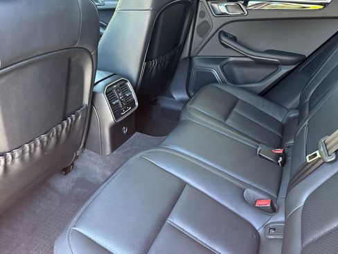 Used 2023 Porsche Macan AWD/4WD image 27