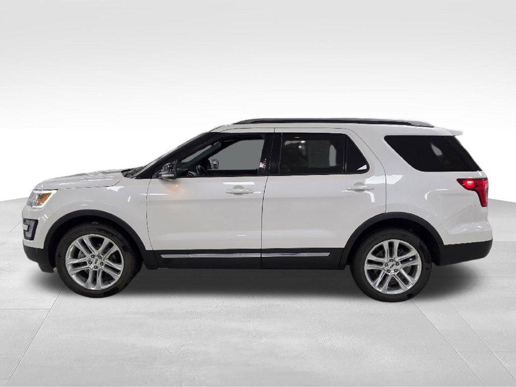 Used 2017 Ford Explorer XLT w/ Equipment Group 202A AWD/4WD image 11
