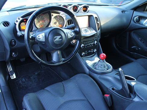 Used 2018 Nissan 370Z Coupe RWD image 12