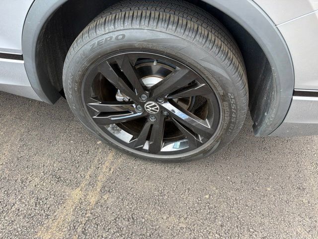 Certified 2024 Volkswagen Tiguan SE R-Line AWD/4WD image 31