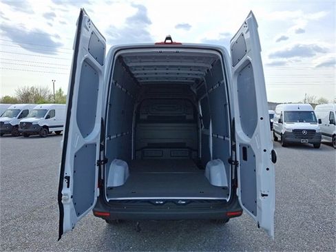 Used 2025 Mercedes-Benz Sprinter 2500 image 8
