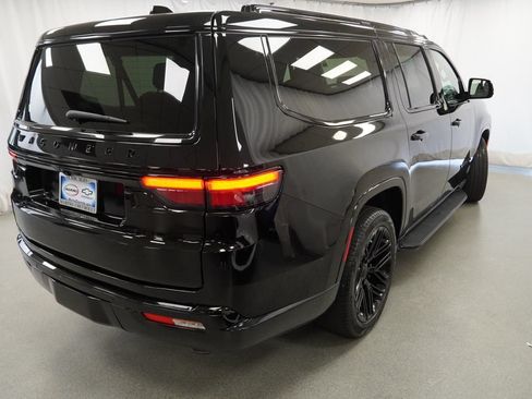 Used 2024 Jeep Wagoneer L Series II AWD/4WD image 4
