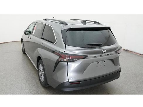 New 2026 Toyota Sienna XLE image 6