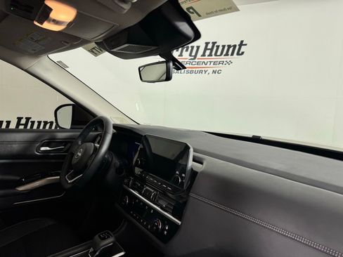 Used 2024 Nissan Pathfinder Platinum image 33