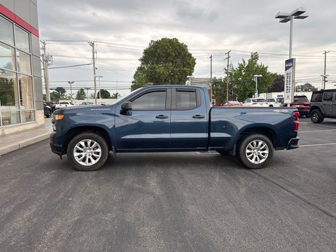 Used 2019 Chevrolet Silverado 1500 Custom w/ Custom Value Package AWD/4WD image 3