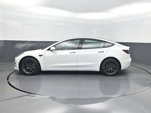 Used 2022 Tesla Model 3 Standard Range RWD image 2